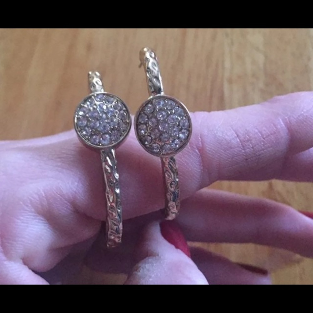 Gold tone quarter hoop earrings